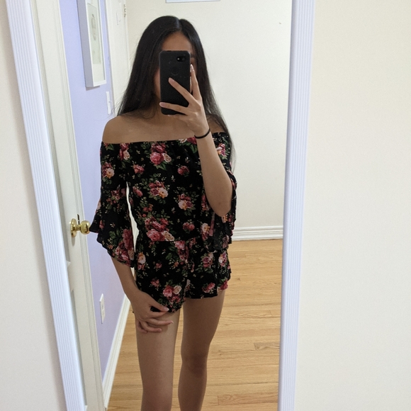Fashion nova floral romper with 3/4 bell sleeves - Picture 2 of 2